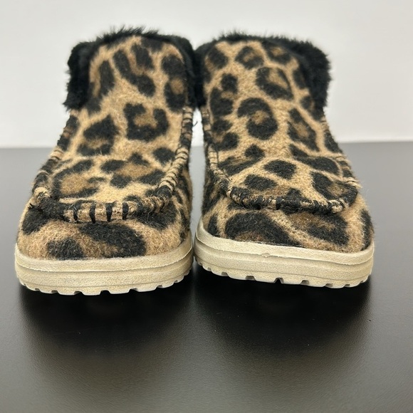 Hey Dude Denny Beige Leopard Animal Print Fur Ankle Bootie 6 Lightweight Comfy - Picture 3 of 11